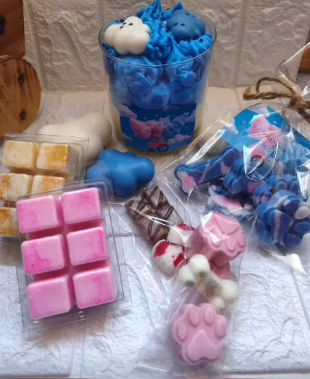 Cajita Turrón — pack de primer lanzamiento con vela whipped cream azul, huellas de perro en cera y caramelos.